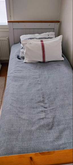 Täyspuinen mäntysänky