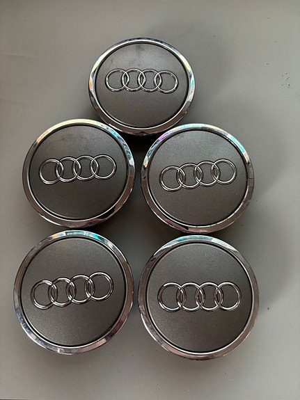 Audi vanteiden keskikupit 5 kpl noin 69 mm