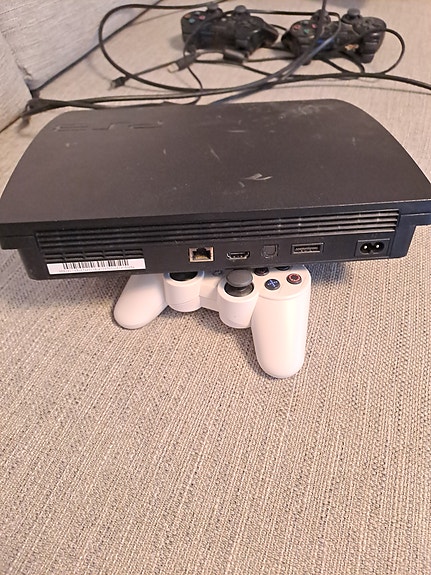 Sony PlayStation 3 Slim pelikonsoli