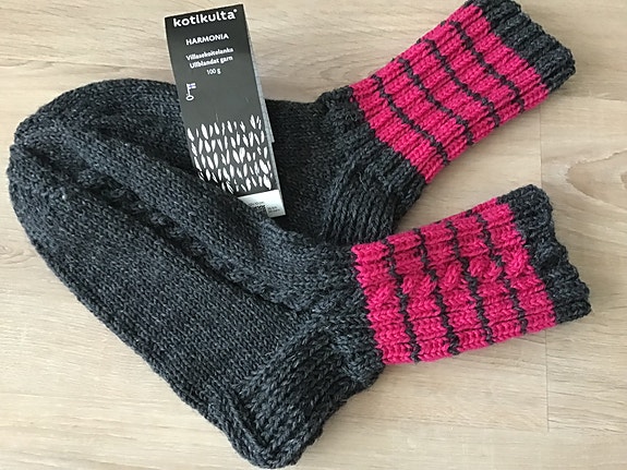 Miesten sukat palmikkokuviolla koko 43