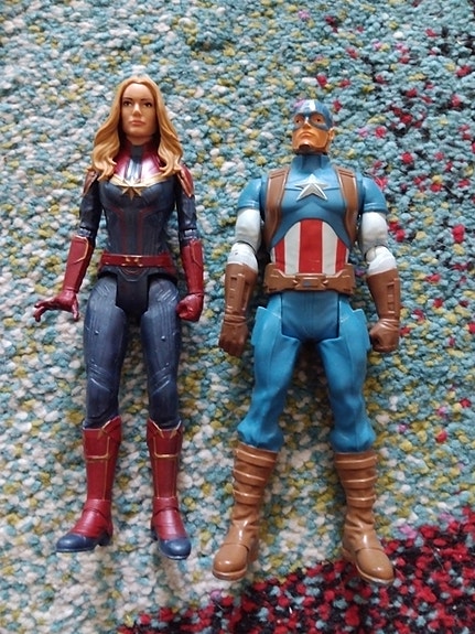 Marvel Avengers Captain Marvel ja Captain America -figuurit