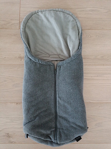 Harmaa fleece lämpöpussi turvakaukaloon