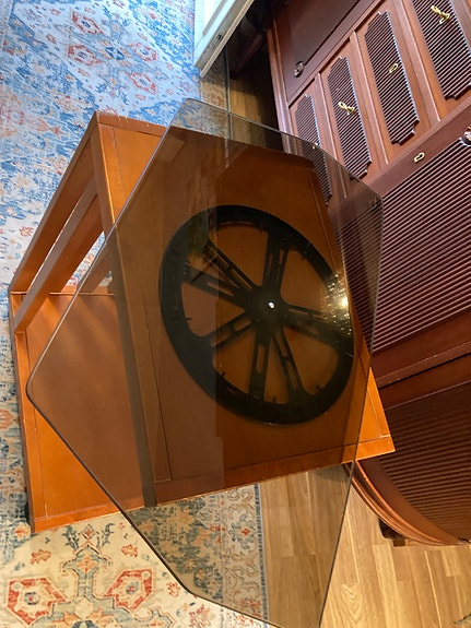 Pyörivä lasi levy tv:n alle
