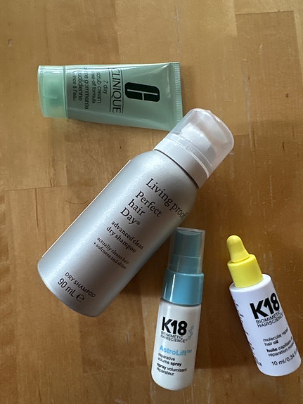 Living Proof Perfect Hair Day kuivashampoo + K18 ja Clinique tuotteet