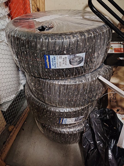 GoodYear UltraGrip Artic 2 SUV -nastarenkaat