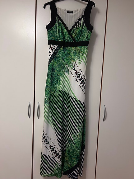 Pitkä mekko