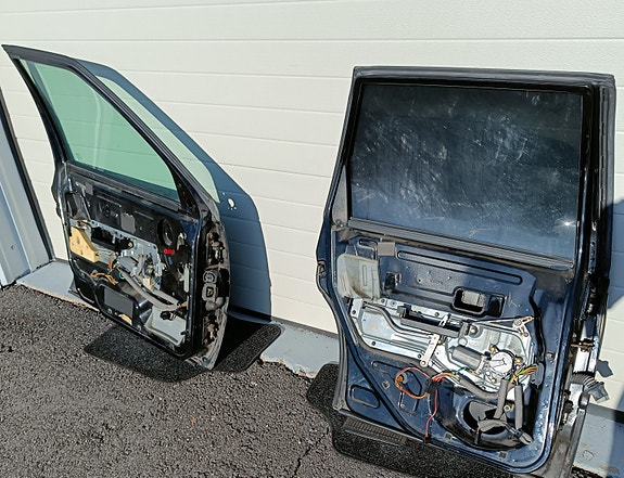 Volvo etu- ja takaovet, 4 kpl vaikka kuvissa 2 malliksi