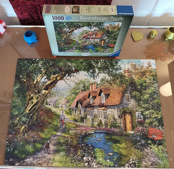 Ravensburger maalaistalo ja pyöräilijä 1000 palapeli