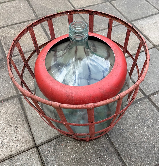 Vanha AIV pullo ja metallikehikko