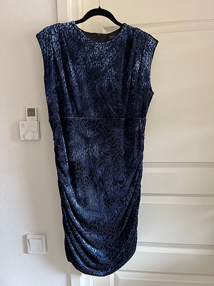Guessin sininen cocktail mekko 40