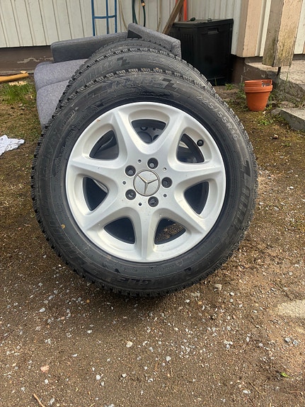 Mercedes Benz vanteet nastarenkailla