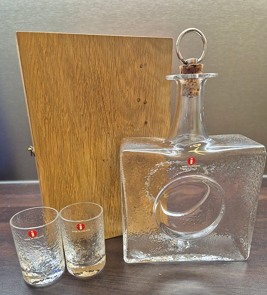 Iittala Tapio Wirkkala, "Mini"-karahvi ja snapsilasit puulaatikossa.