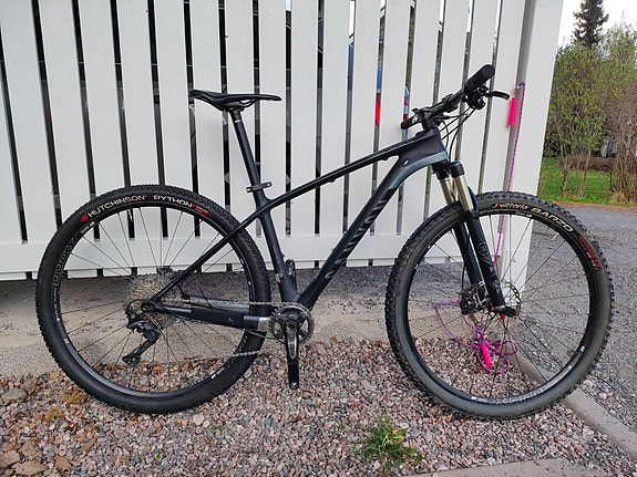 Canyon etujousitettu maastopyörä 29"