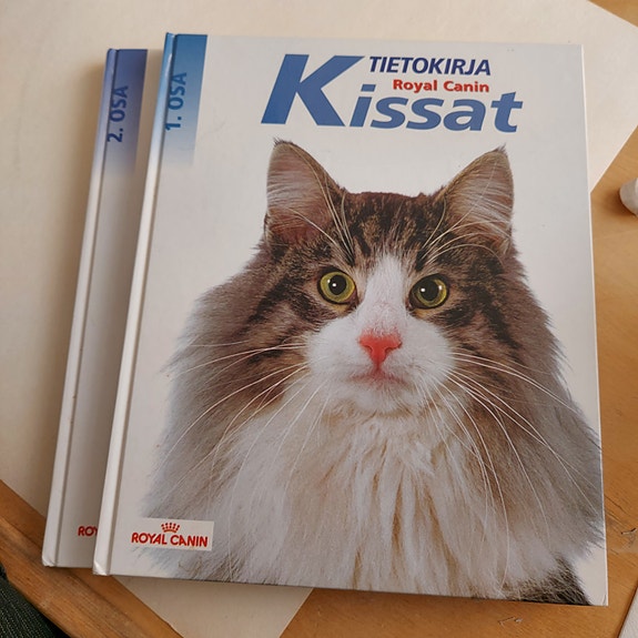 Tietokirja "Kissat"