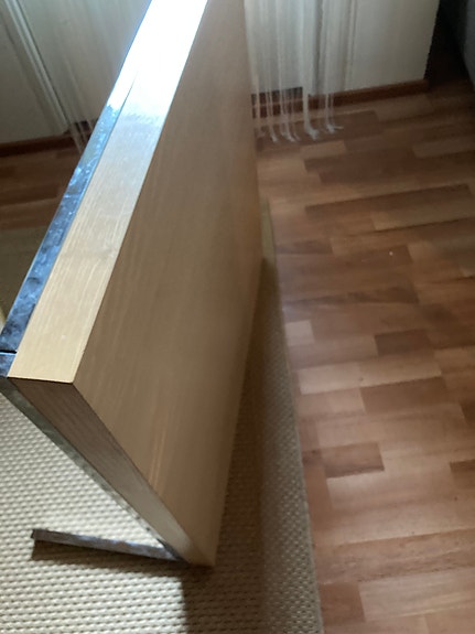 IKEA  olohuoneen pöytä metallijaloilla.