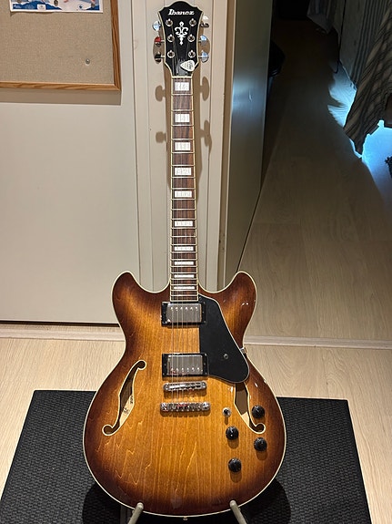 Ibanez puoliakustinen sähkökitara ruskea
