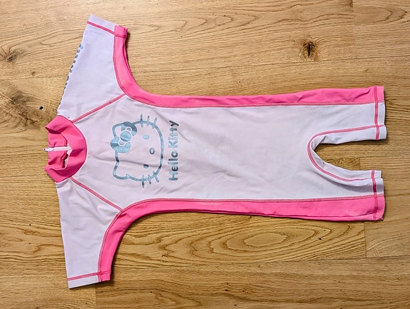 Hello Kitty -uimapuku, koko 98
