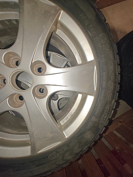 4 kpl BFGoodrich g-Force Stud 205/55R16 + Aluvanteet (5x114.3/ 5x108/5x112)