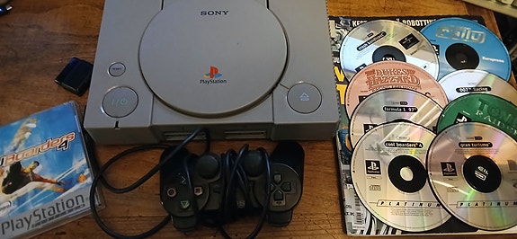 Playstation 1 + ohjain + 8kpl pelejä