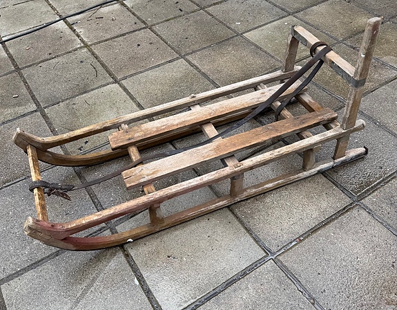 Vanha vesikelkka puutarhakoristeeksi