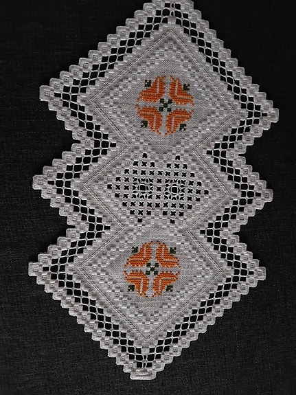 Hardanger-kirjonta pöytäliina