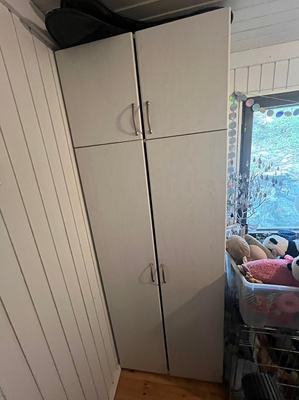 Korkea kaappi yläkaapilla
