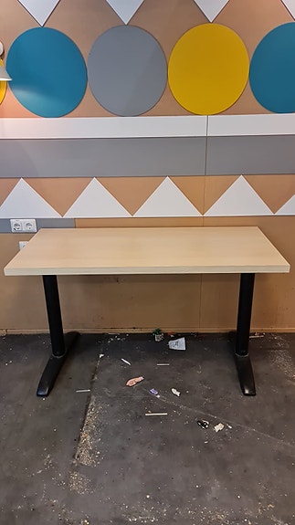 Käytetty puinen pöytä