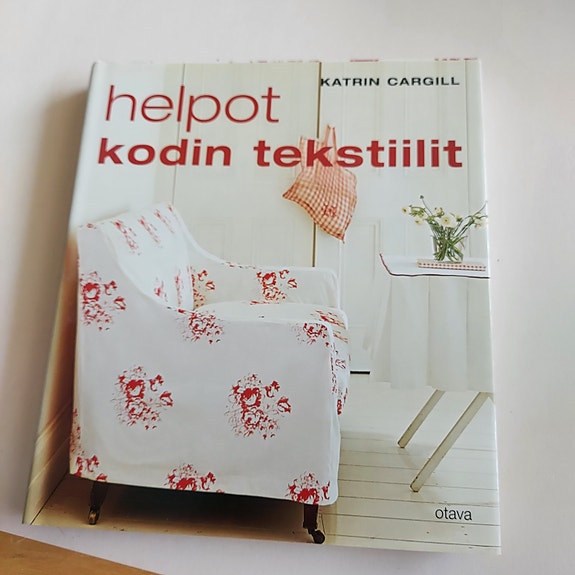 Kirja "Helpot kodin tekstiilit".