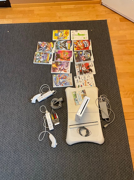 Nintendo Wii pelikonsoli, tasapainolauta ja useita pelejä