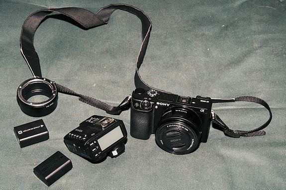 Sony A6000 + 16-50mm f3.5-5.6 kit lens & tarvikkeita