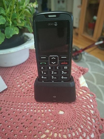 Musta doro seniori puhelin.