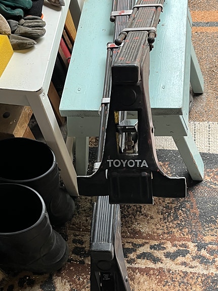 Toyota kaksiosainen kattoteline