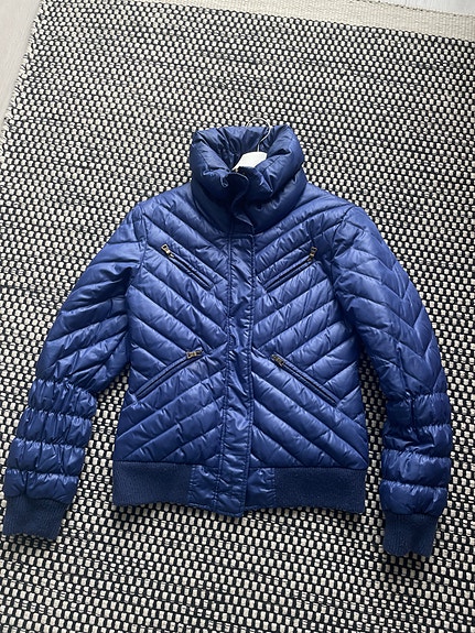 Guess s-koon korkeakauluksinen sähkönsininen kevytuntuvatakki / untuvatakki