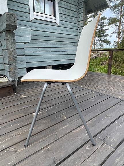 Neljä tuolia,Valkoiset pinottavat tuolit metallijaloilla