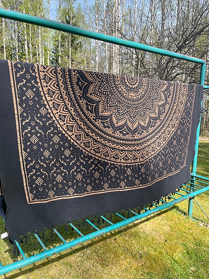 Torkkupeitto mandalakuvio musta–kulta
