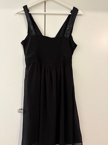 VERO MODA Meela short dress musta,kiiltopaljetit .Koko M. Vuorellinen