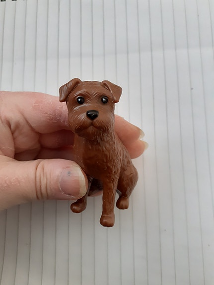 Suloinen Barbie- nuken koira