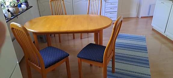 Pöytä ja neljä tuolia