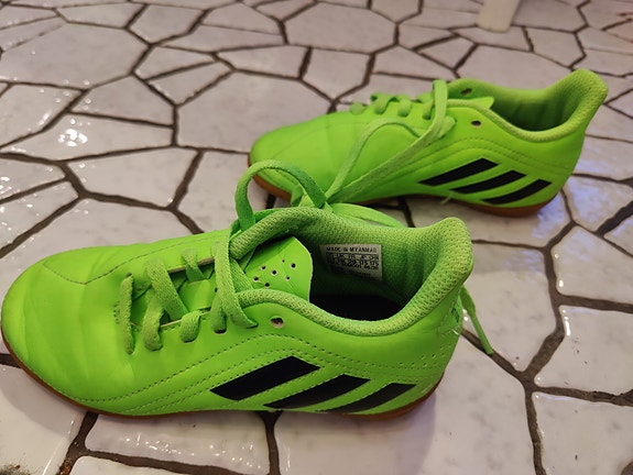 Adidas sisäpelikengät 29