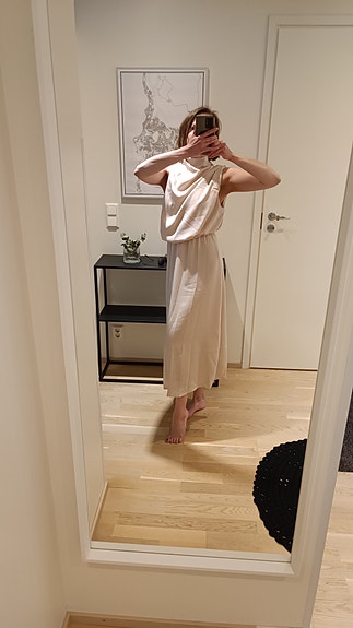 Myydään shampanjan värinen juhlamekko