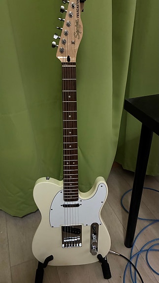 Squier Telecaster sähkokitara vaalea