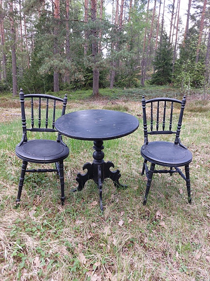 1800 -luvun antiikkipöytä ja -tuolit