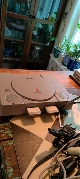 Sony Playstation 1 konsoli ohjaimella