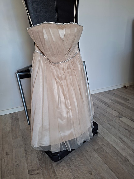 Beige rippimekko tai juhlamekko