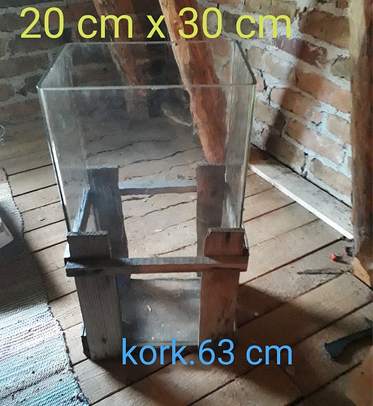 Myydään iso lasipurkki