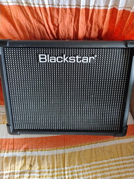 Epiphone Les Paul -tyylinen sähkökitara ja Blackstar ID:Core -vahvistin
