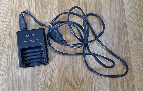 Sony AA ja AAA -akkulaturi