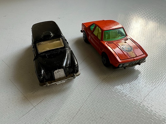 Corgi London Taxi ja Matchbox BMW 3.0 CSL pienoismallit