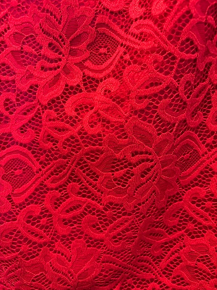 Punainen pitsimekko, cocktailmekko