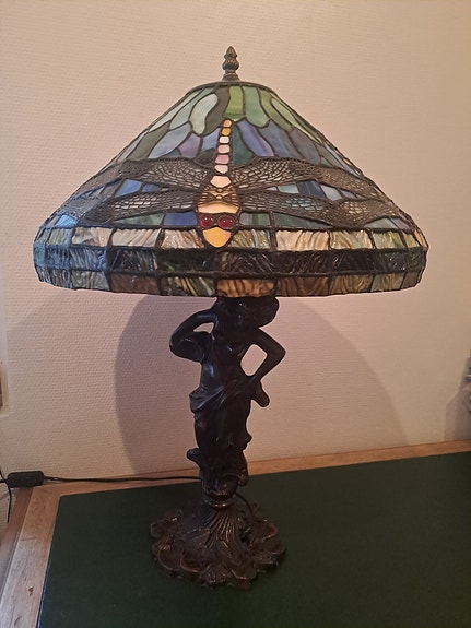 Tiffany sudenkorento pöytälamppu